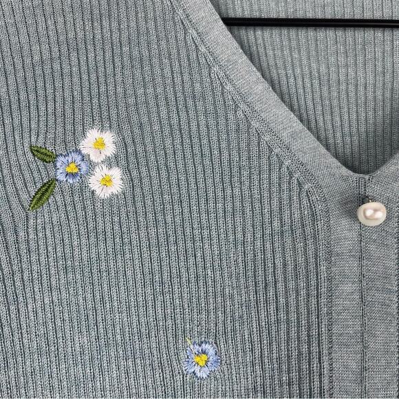 Retro V-Neck Floral Embroidered Ribbed Knit Sweater Pearl Detail Green Est S/M - Picture 6 of 6